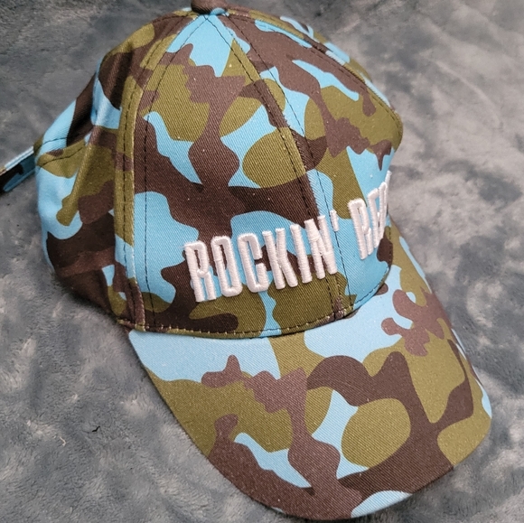 MAC COSMETICS Hat Rocking Rebel - Picture 2 of 5